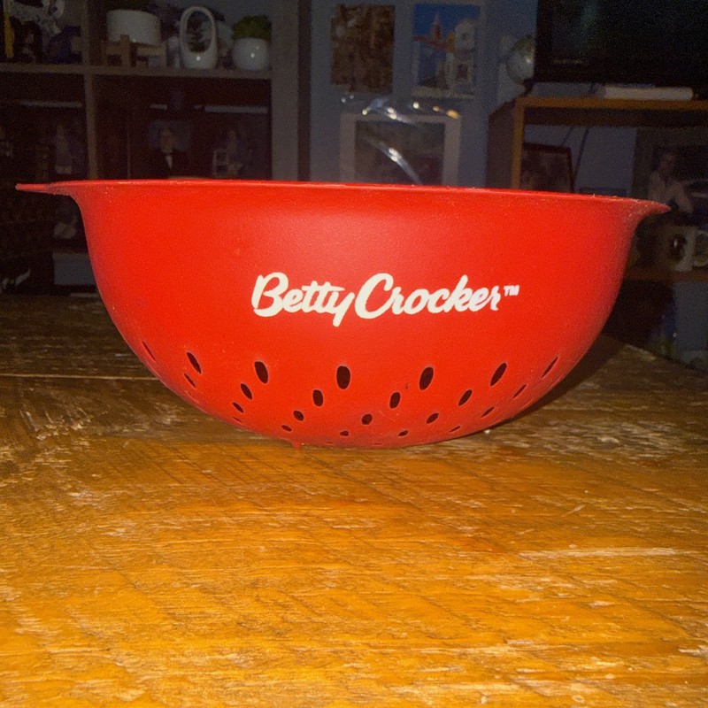 Betty Crocker Plastic Sieve Strainer Red 8-inch Colander Used