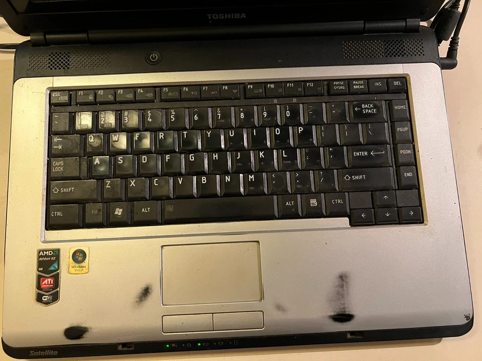 TOSHIBA SATELLITE L305D-S5900, AMD Athlon 64x2, 4GB, 250GB SSD, Win 8.1 Pro Foto 3 de 4