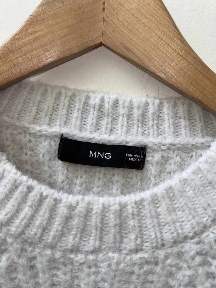 Suéter mediano MNG Mango para mujer manga larga blanco cuello redondo Foto 2 de 4