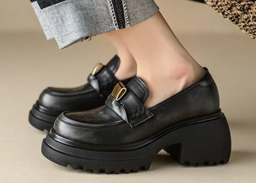 Damen-Slipper rund geschnitten Blockabsatz Plateau Metalldekoration Halbschuhe - Bild 1 von 10