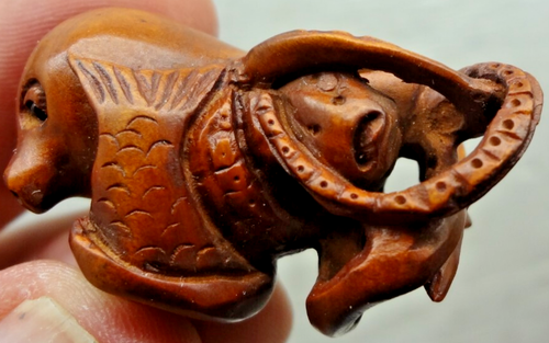 Netsuke Buchsbaum Figur Figur geschnitzt signiert "OKTOPUS SIEGEL FÄNGT FISCHE" - Bild 8 von 8