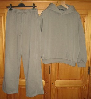 Jogginganzug mit Kapuze – “ZARA” Größe: M Farbe: hellbraun