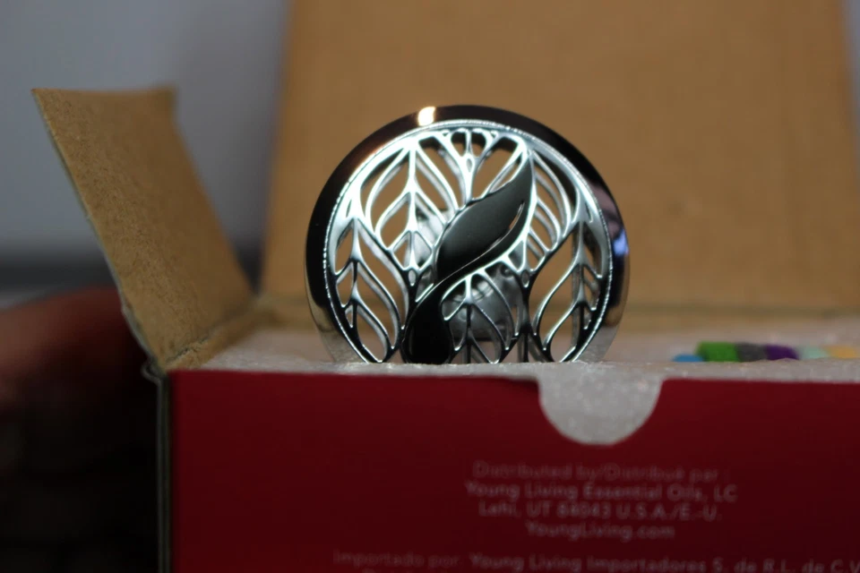 Difusor de ventilação para carro Young Living – Prata/cinza + 6 almofadas para óleos essenciais NOVO - Imagem 4 de 4