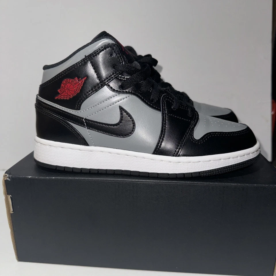 Nike Air Jordan 1 Mid GS Preto Ginásio Vermelho Cinza Partícula 554725-096 Tamanho 4Y - Imagem 3 de 4