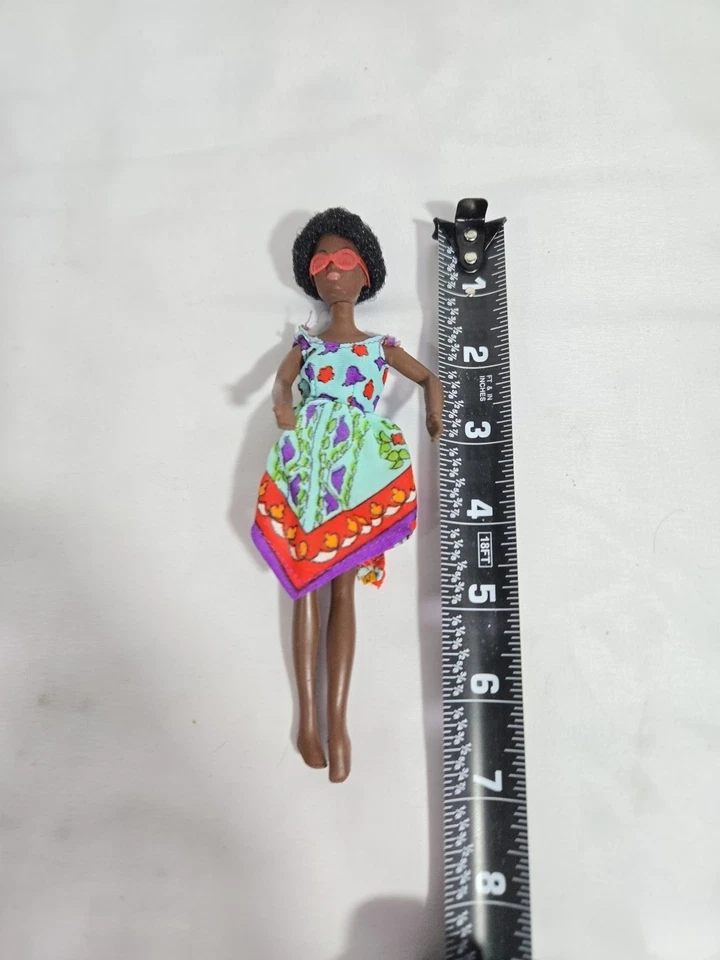 Mattel DE COLECCIÓN AÑOS 70 ROCK FLOWERS 6 1/2" Mini Muñeca de Moda AA Romero y Traje Foto 3 de 3