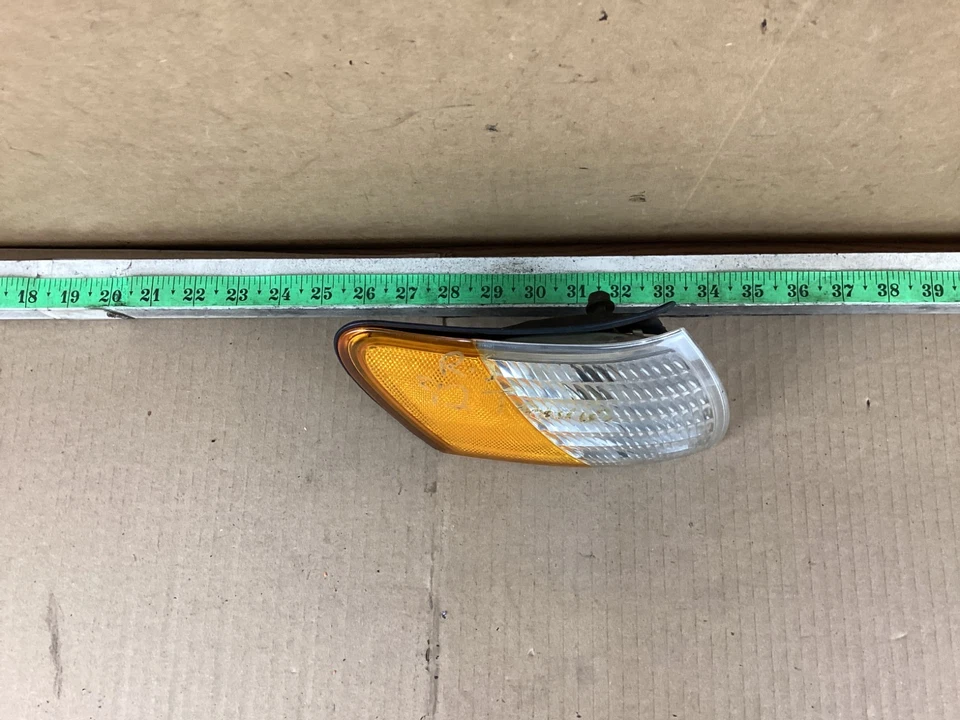 1992-1995 Ford Taurus Front Right Passenger Side Corner Turn Signal Light OEM - Image 2 of 4