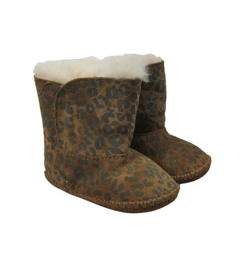 Botas forradas de piel con estampado de leopardo castaño infantil UGG Cassie para niñas talla 2/3 Foto 2 de 4