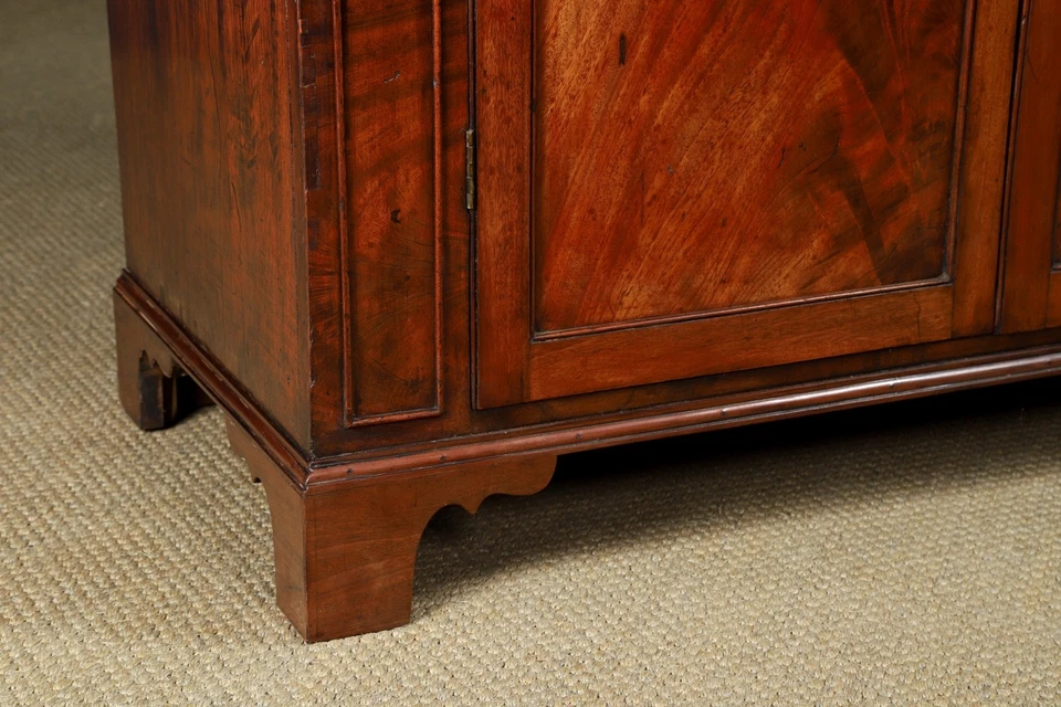 Cajones antiguos ingleses georgianos llama caoba dos puertas laterales armario Foto 4 de 4