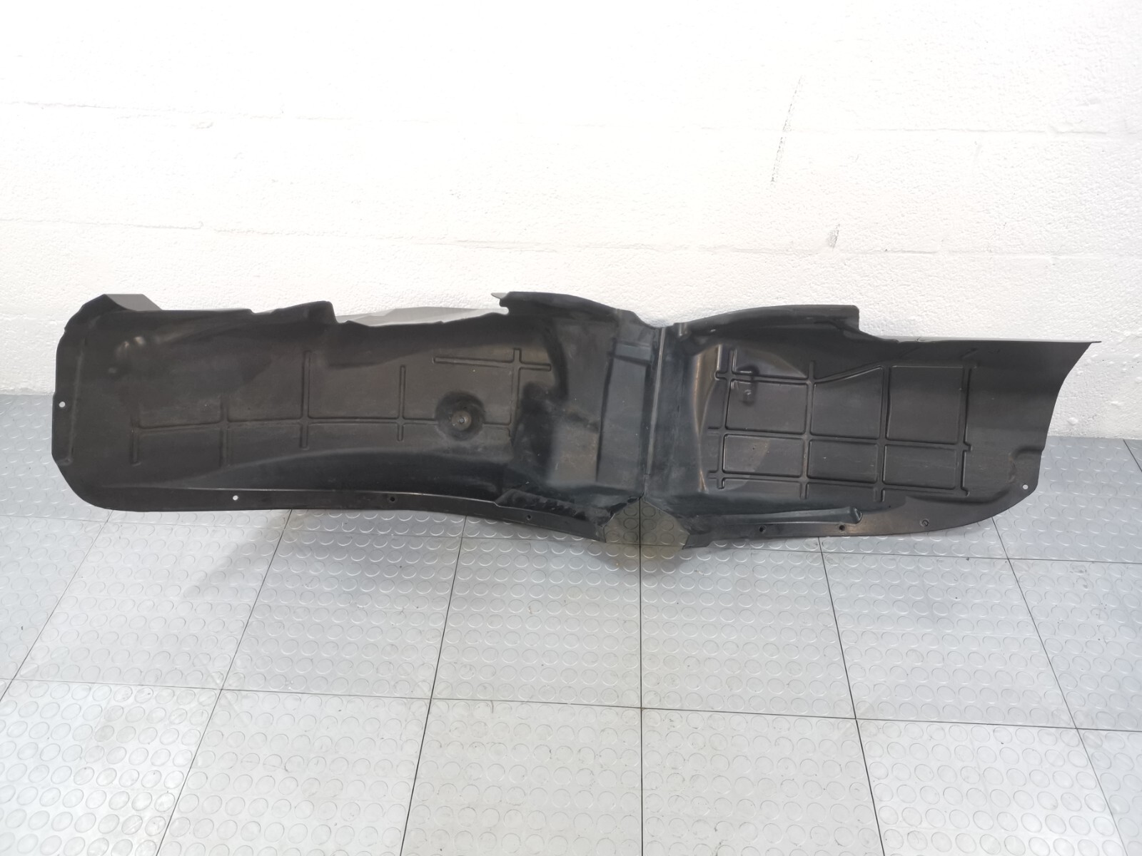 2017 - 2020 Maserati Levante REAR RIGHT FENDER ARCH SPLASH GUARD