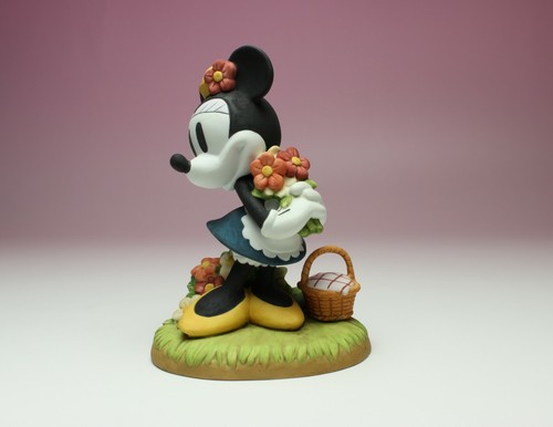 Estatuilla de la serie Disney Garden bisque estatua de porcelana de Minnie Mouse con flores - Imagen 3 de 12