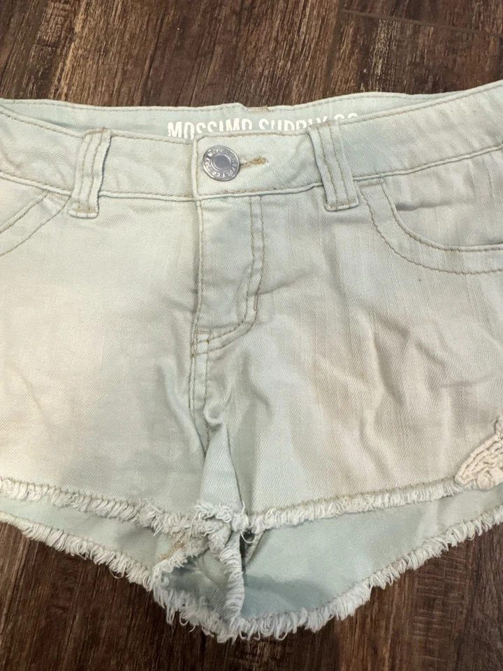 Mossimo 女式牛仔 Y2K 低腰剪裁短裤,尺寸 5 浅水洗,带刺绣 — 第 3/4 张图片