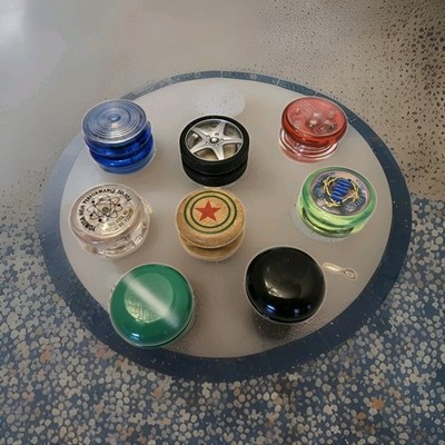 LOT OF VINTAGE YOYOS (8) YOMEGA/DUNCAN/PRO COMPETITION/OTHERS +STRING