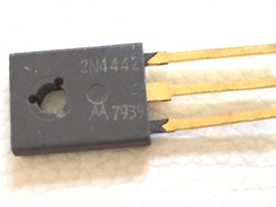 Thyristor SCR Motorola 2N4442 - 200V 8A, Broches Dorées, Boîtier TO-225 - Neuf