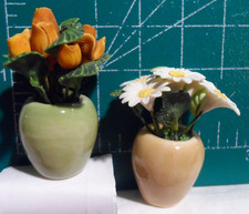 Miniatures maison de poupée vintage 2 jardinières en céramique avec plastique fantaisie détaillé ? Fleurs