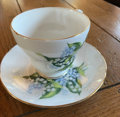 DUCHESS Tea Cup Bone China From England Lillies Blue & White