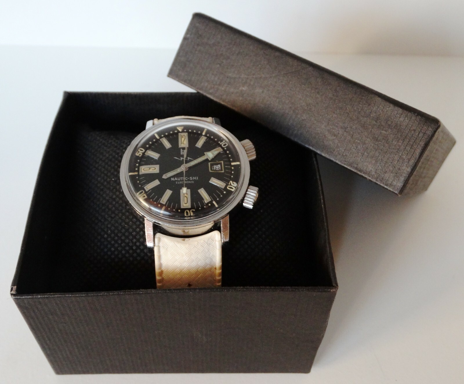 lip electronic watch