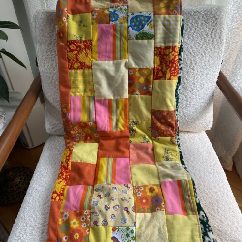 Trapunta vintage fatta a mano patchwork giro coperta bambino colorata floreale 36” x 32” MCM - Foto 10 di 16