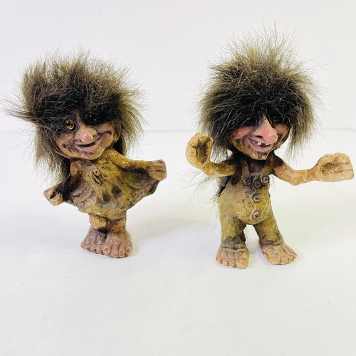 Vintage Nyform Norwegen Volkskunst Trolle tanzendes Paar Set 2 Mädchen Junge verbeugt - Bild 1 von 11