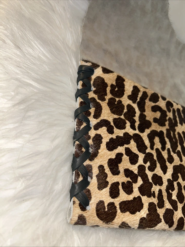 Bolso clutch hecho a mano de piel de vaca real de leopardo con adornos de cristal Foto 4 de 4