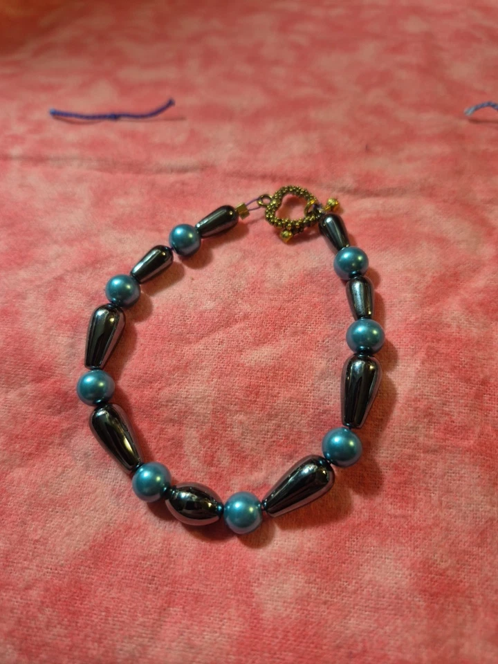 Pulsera de perlas de cristal verde con hematita negra de 7,5" Foto 3 de 4