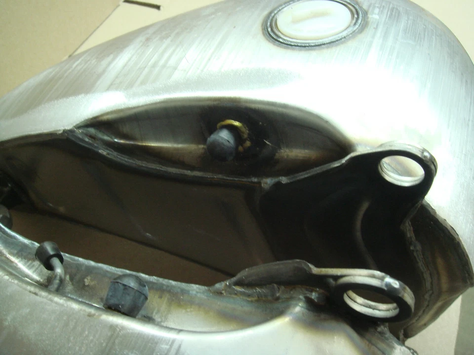 Harley Tanque de Gas Split Softail 1984-1999 Acero Crudo Izquierdo Petcock V-Twin 38-0152 X1 Foto 4 de 4