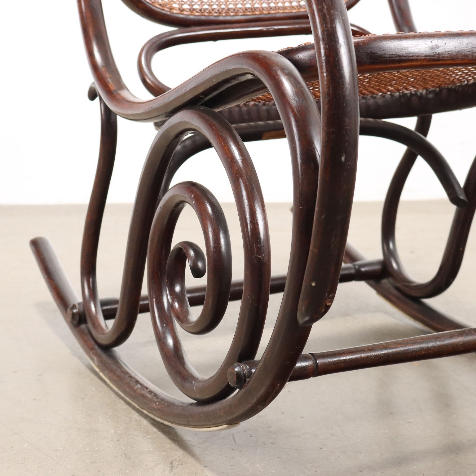 Antiker Schaukelstuhl Thonet Stil Buche Jugendstil des XX Jhs Originell