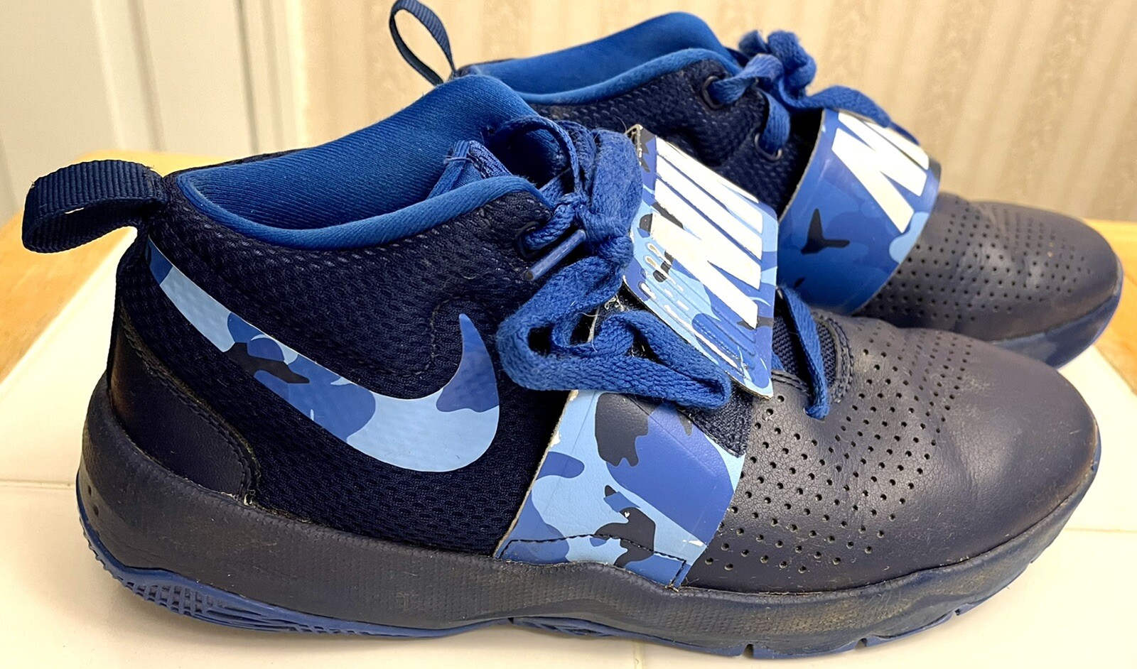 nike team hustle d8 gold