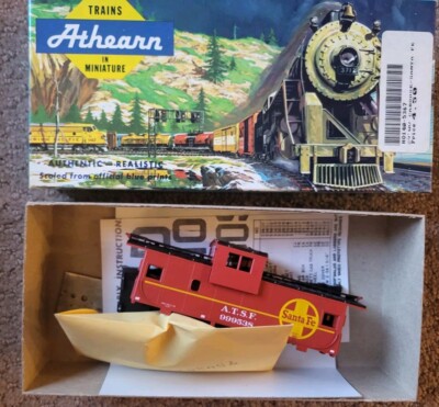 Athearn 5367 HO ATSF Wide Vision caboose Kit #999538 