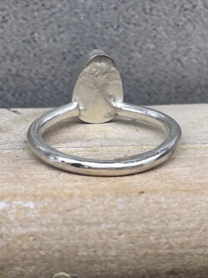 Anillo artesanal australiano de roca azul ópalo, verde flash, esterlina, talla 7, 2,8 gr. Foto 3 de 4