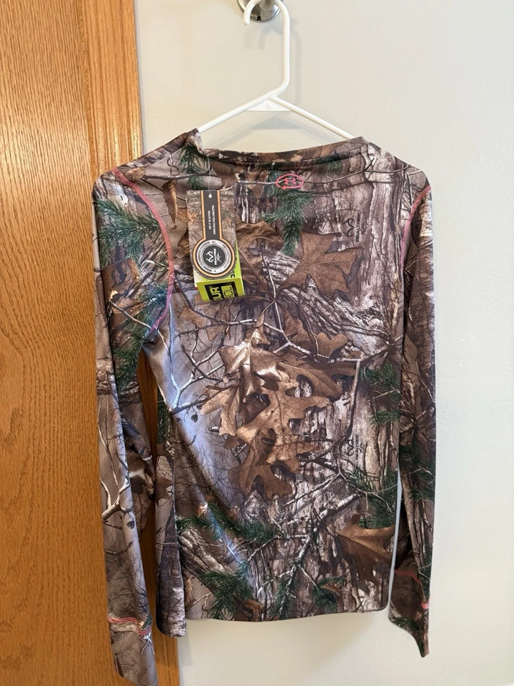 Women’s Medium Under Armour/Real Tree Camouflage Hunting Long Sleeve Shirt - Image 3 of 3