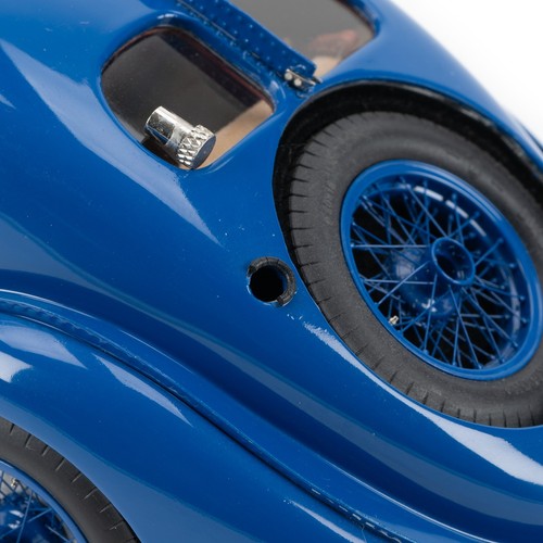 1:18 1938 Bugatti 57 SC Atlantic in Sapphire Blue, Limited Edition by CMC - Picture 14 of 22
