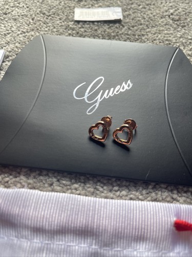 Pendientes para mujer Guess de acero inoxidable color dorado en forma de corazón con 3 piedras - Imagen 3 de 5