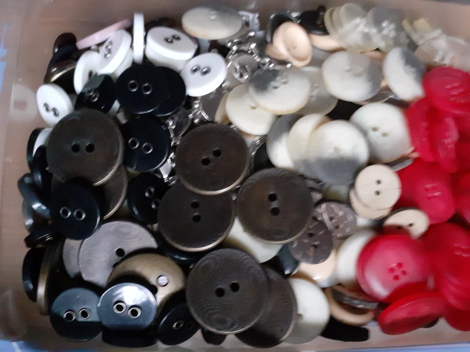 KONVOLUT 200g BUNTE KNÖPFE MIX ø 10 - 25mm ALT NEU EINZELNE UND MEHRERE - Bild 2 von 4