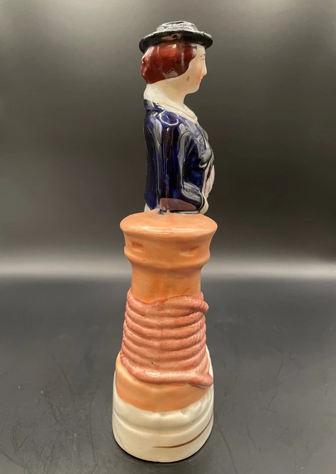 Antigua cerámica inglesa Staffordshire, pintada a mano. Marinero en el muelle Foto 3 de 4