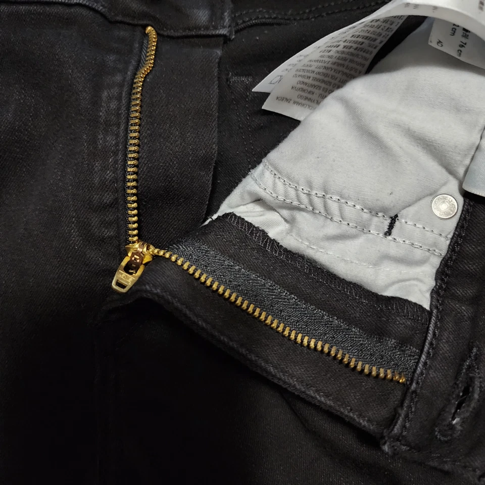 Pantalones de mezclilla ajustados Levi's 311 negros lavados de tiro alto | Para mujer 30 Foto 4 de 4