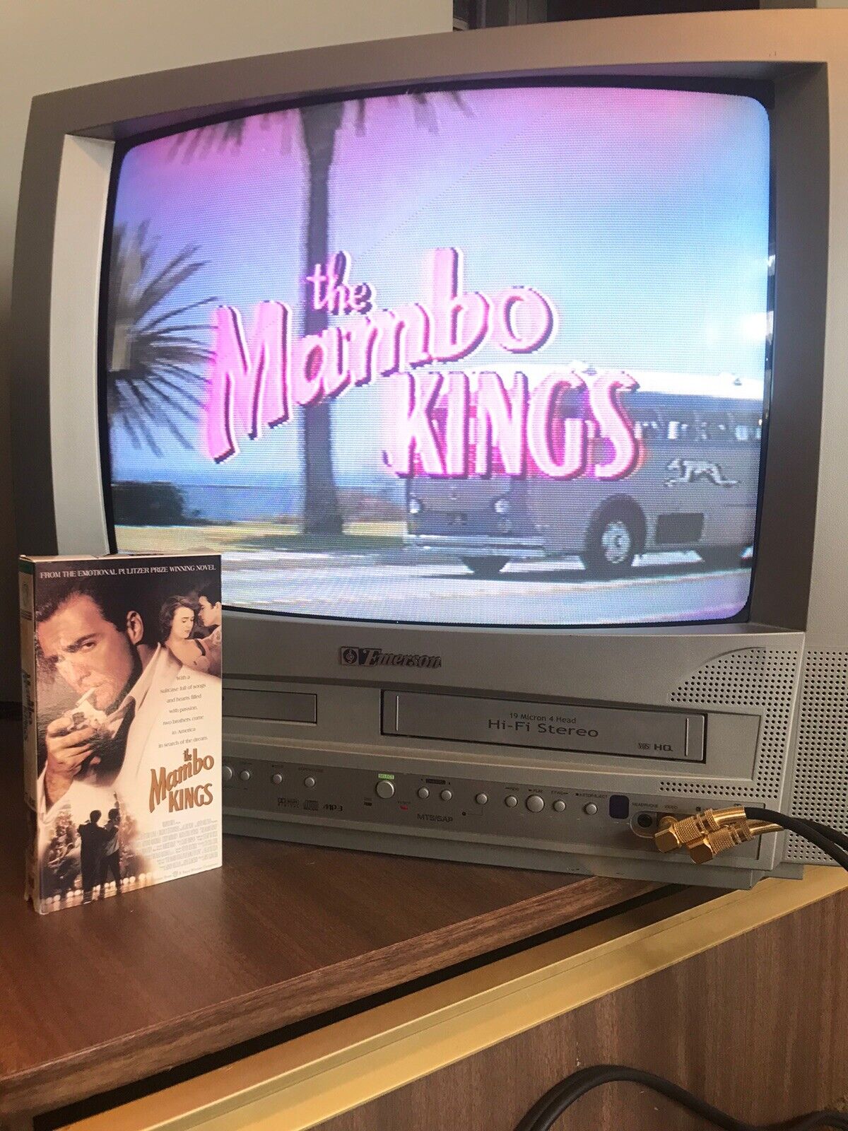 combo vhs Romance está no ar