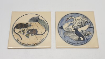 Paar alte handbemalte Keramikfliesen Aesops Fabeln um 1977