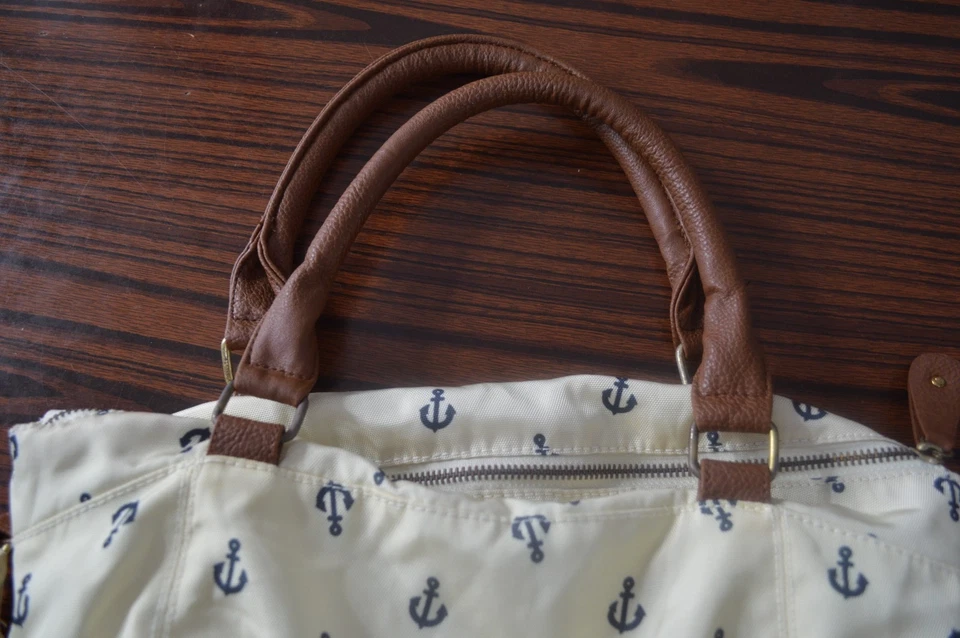 Bolso de hombro Old Navy blanco con estampado de ancla azul marino y asas marrones Foto 3 de 4