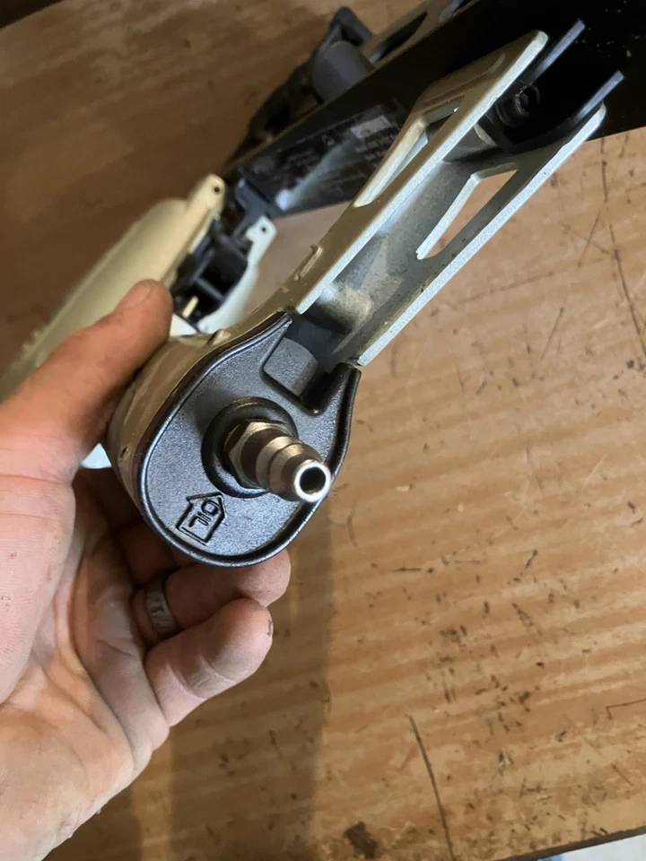 Pistola de clavos neumática Surebonder Foto 2 de 4