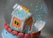 Tk Maxx Glitter Easter Globe Icing Sugar House w/ Daisy & Eggs Decor 14cm