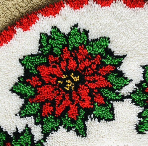 Falda de Colección Roja Poinsettia Árbol de Navidad 39" Acabado Gancho con Gancho de Cierre Hecho a Mano - Imagen 2 de 5