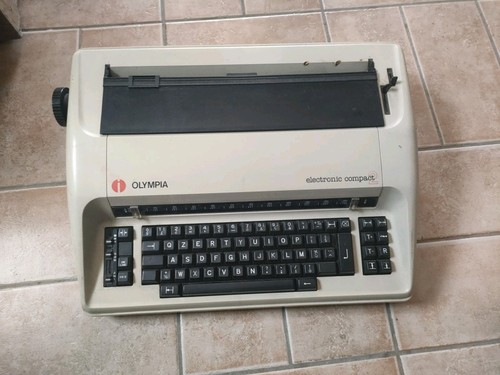 macchina da scrivere vintage 1982 Olympia Electronic Compact 2 funzionante - Foto 5 di 6