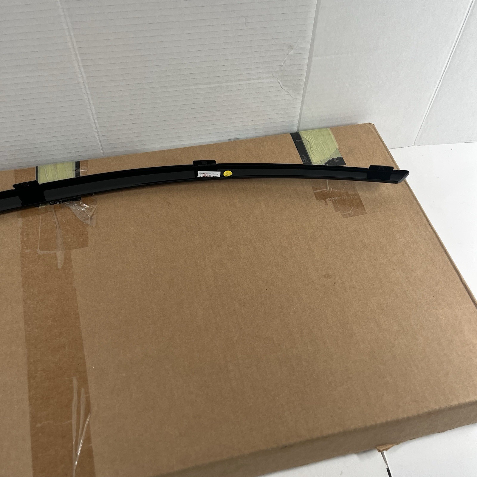 NEW 2015 - 2022 BENTLEY BENTAYGA LEFT SIDE REAR WINDOW MOLDING 36A853084B OEM