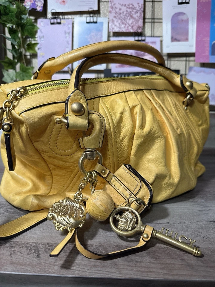 Icónico Bolso Hobo Grande Vintage Y2K Juicy Couture Cuero Amarillo con Dije Foto 3 de 4