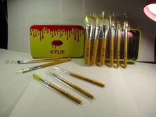 Juego de brochas de maquillaje ovaladas Kylie Jenner 12 piezas caja de lata de goteo roja rara Kylie