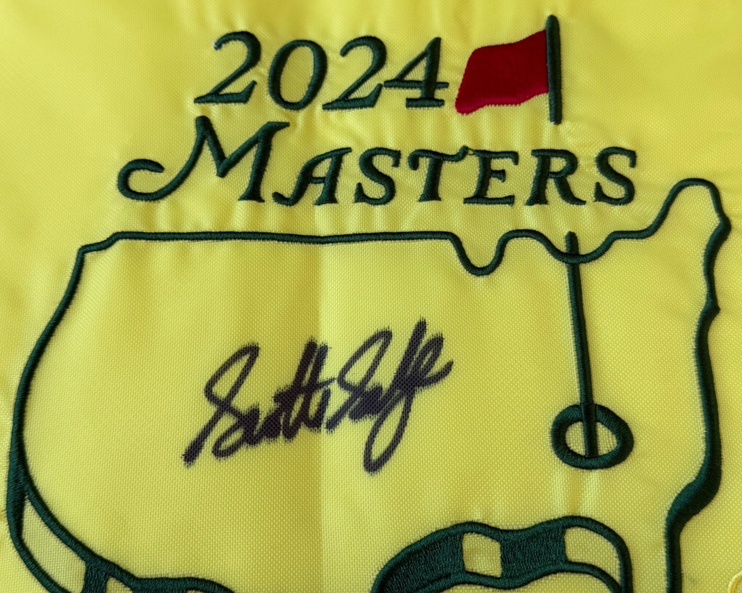 Scottie Scheffler Signed 2024 Masters Champion Golf Pin Flag Auto PSA AUTOGRAPH view 2