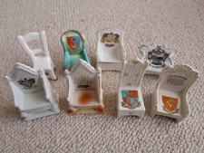 Lotto di lavoro sedie crestate stile Goss Eastbourne, Blackpool, Chepstow ecc + 2 sedie 