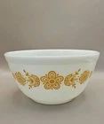 Vintage Pyrex Butterfly Gold 1-1/2 Quart 402 Nesting Mixing Bowl White