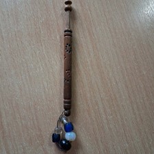 Antyczna koronkowa bobbin DREWNO z napisem o nazwie CHARLOT szklany spangle #B11