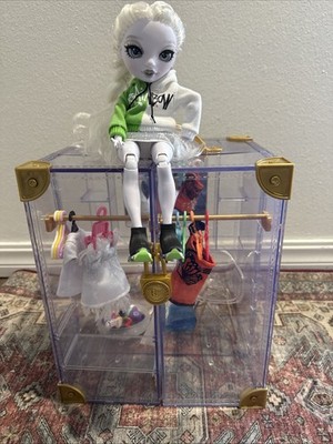 Rainbow High Deluxe Fashion Closet Playset With Accessories Natasha Zima